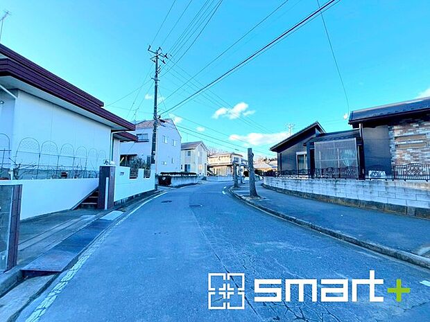 ~閑静な住宅街の立地~ ・周辺は閑静な住宅街となっておりますので、静かな暮らしをご実現いただけます。 ・前面道路の交通量も多くないので、小さなお子様がいるご家庭でもご安心ですね。