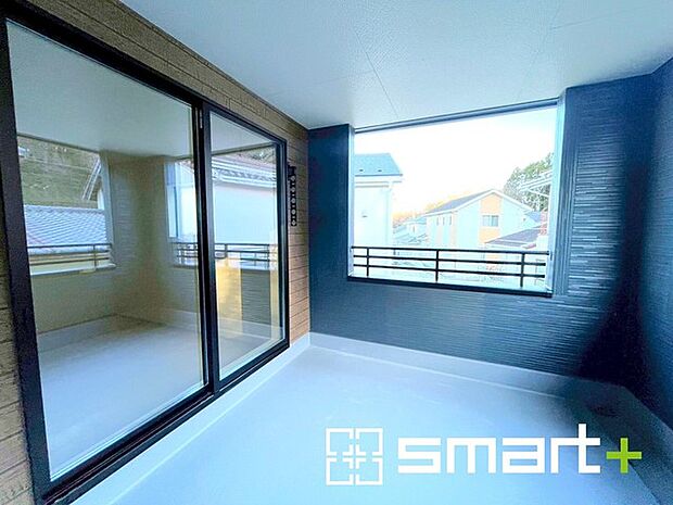~屋根付きのバルコニー~ ・バルコニーは屋根付きなので急な雨でも安心です。 ・奥行きもあるので洗濯物が干しやすいのも嬉しいポイントですね。