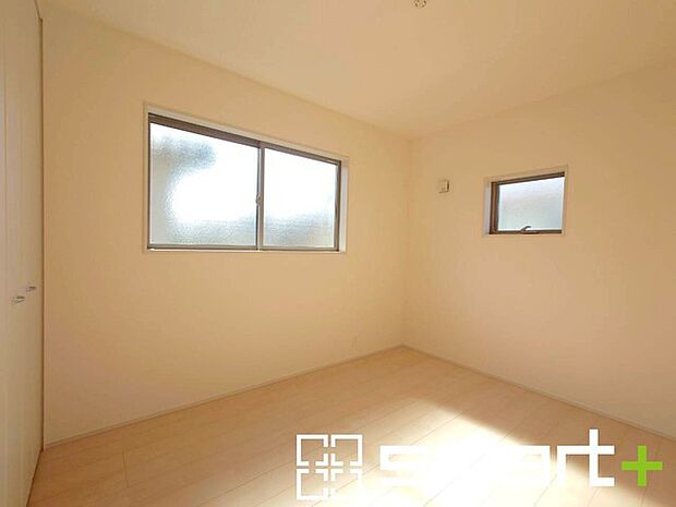 ~2面採光の明るいお部屋~ ・洋室は2面採光とする事で穏やかな陽の入る明るい空間となっております。 ・くつろぎのプライベート時間を明るい空間で穏やかにお過ごしいただけます。