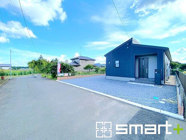 ~閑静な住宅街の立地~ ・周辺は閑静な住宅街となっておりますので、静かな暮らしをご実現いただけます。 ・前面道路の交通量も多くないので、小さなお子様がいるご家庭でもご安心ですね。