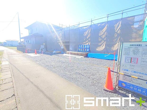 ～閑静な住宅街の立地～ ・周辺は閑静な住宅街となっておりますので、静かな暮らしをご実現いただけます。 ・前面道路の交通量も多くないので、小さなお子様がいるご家庭でもご安心ですね。 