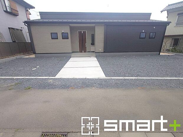 ～閑静な住宅街の立地～ ・周辺は閑静な住宅街となっておりますので、静かな暮らしをご実現いただけます。 ・前面道路の交通量も多くないので、小さなお子様がいるご家庭でもご安心ですね。 