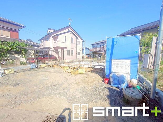 ~閑静な住宅街の立地~ ・周辺は閑静な住宅街となっておりますので、静かな暮らしをご実現いただけます。 ・前面道路の交通量も多くないので、小さなお子様がいるご家庭でもご安心ですね。