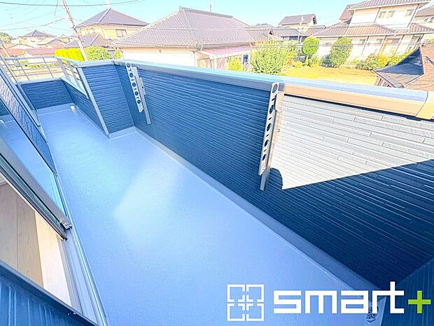 ~洗濯物も干しやすいバルコニー~ ・バルコニーには物干し竿受けが標準装備されております。 ・テラス屋根等のオプションもお気軽にご相談くださいませ。