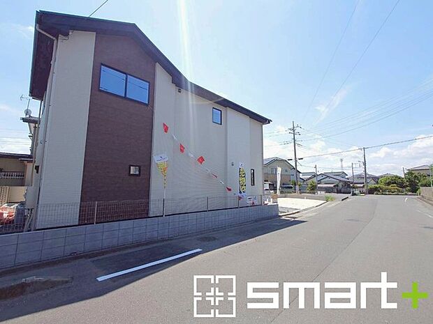 ～閑静な住宅街の立地～ ・周辺は閑静な住宅街となっておりますので、静かな暮らしをご実現いただけます。 ・前面道路の交通量も多くないので、小さなお子様がいるご家庭でもご安心ですね。 