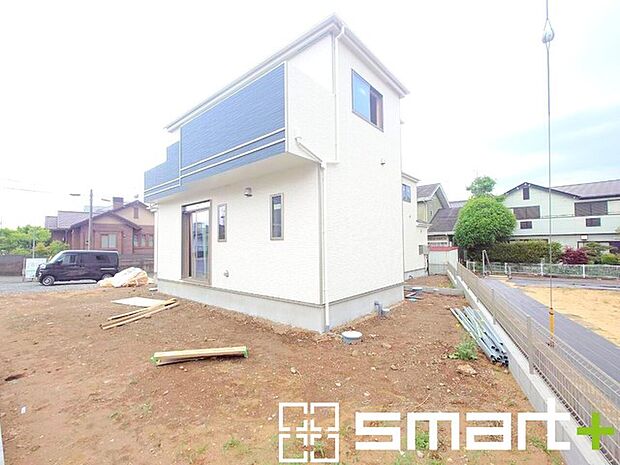 ~ベタ基礎でしっかりとした土台~ ・コンクリートの中に鉄筋を配し強度を高めた「ベタ基礎」を採用。 ・しっかりとした土台を造ったうえで、その上に建物が築造されていきます。