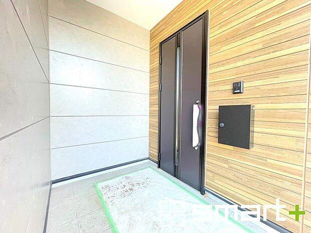 ～お住まいの顔「玄関」～ ・玄関ドアの上にはもちろん軒がございますので、雨の日でも濡れずに鍵の開閉が可能です。 ・鍵は防犯性に優れたディンプルキーを採用。 