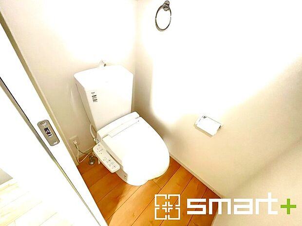 ～やはり便利なタンク式トイレ～ ・最近はタンクレストイレもございますが、タンク式の場合は停電時もお水を流すことが可能。 ・故障時なども比較的費用が安くなるなど、メリットが多くなります。 