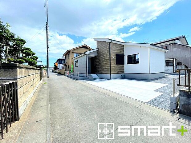～閑静な住宅街の立地～ ・周辺は閑静な住宅街となっておりますので、静かな暮らしをご実現いただけます。 ・前面道路の交通量も多くないので、小さなお子様がいるご家庭でもご安心ですね。 