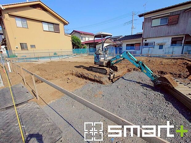 ～ベタ基礎でしっかりとした土台～ ・コンクリートの中に鉄筋を配し強度を高めた「ベタ基礎」を採用。 ・しっかりとした土台を造ったうえで、その上に建物が築造されていきます。 