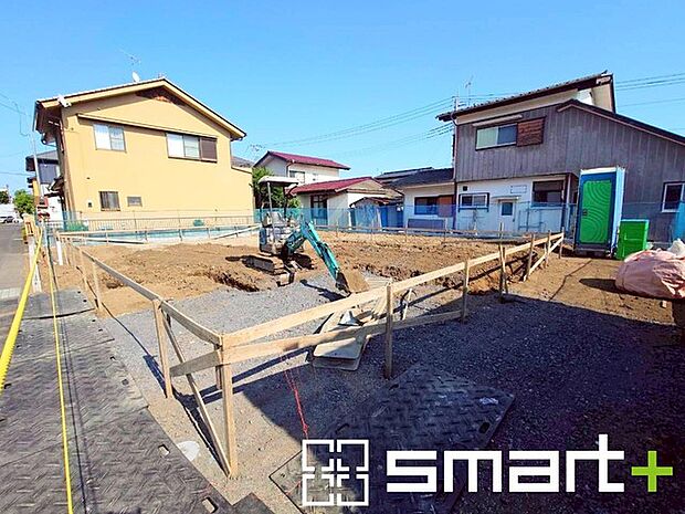 ～閑静な住宅街の立地～ ・周辺は閑静な住宅街となっておりますので、静かな暮らしをご実現いただけます。 ・前面道路の交通量も多くないので、小さなお子様がいるご家庭でもご安心ですね。  