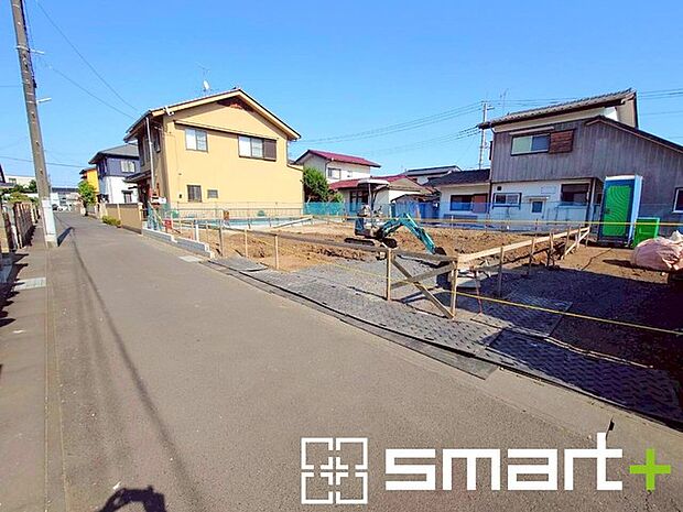 ～十分な広さのある前面道路～ ・前面道路は約4ｍございますので、お車でのすれ違いも可能で余計なストレスがかかりません。 ・日々お車での移動が多い方には大切なポイントですね。 