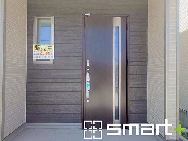 ~お住まいの顔「玄関」~ ・玄関ドアの上にはもちろん軒がございますので、雨の日でも濡れずに鍵の開閉が可能です。 ・鍵は防犯性に優れたディンプルキーを採用。