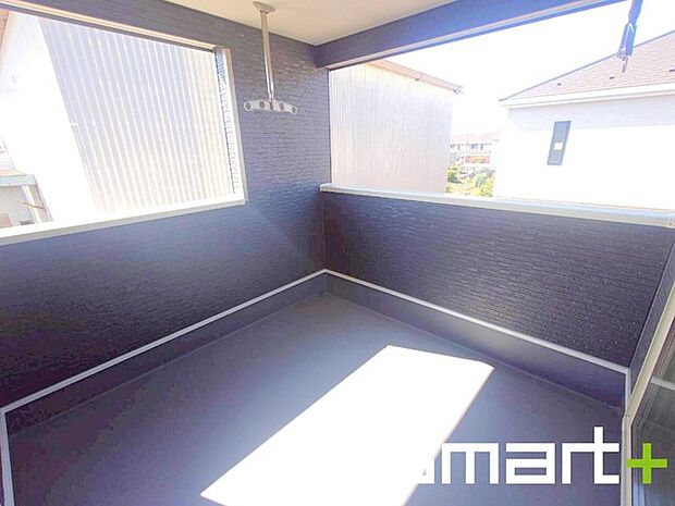 ~屋根付きのバルコニー~ ・バルコニーは屋根付きなので急な雨でも安心です。 ・奥行きもあるので洗濯物が干しやすいのも嬉しいポイントですね。