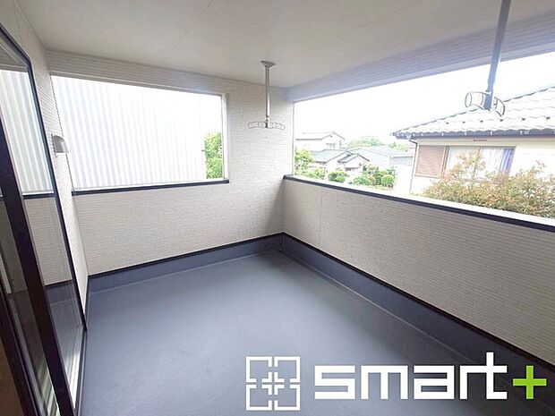 ～屋根付きのバルコニー～ ・バルコニーは屋根付きなので急な雨でも安心です。 ・奥行きもあるので洗濯物が干しやすいのも嬉しいポイントですね。 