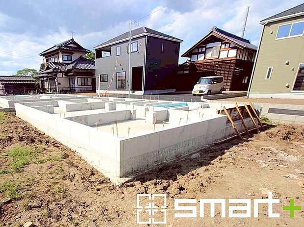 ~ベタ基礎でしっかりとした土台~ ・コンクリートの中に鉄筋を配し強度を高めた「ベタ基礎」を採用。 ・しっかりとした土台を造ったうえで、その上に建物が築造されていきます。