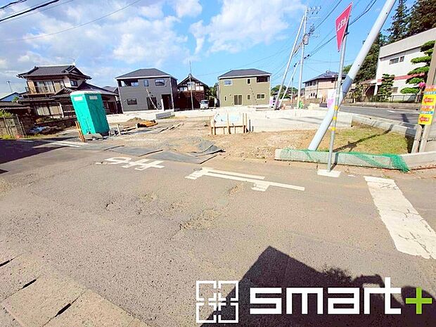 ~開放感ある角地のお住まい~ ・2方向が空く事で開放感のある角地に位置しております。 ・窮屈な感じが無く、ゆったりと暮らせるこの魅力をぜひ現地でご体感くださいませ。
