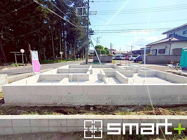 ~ベタ基礎でしっかりとした土台~ ・コンクリートの中に鉄筋を配し強度を高めた「ベタ基礎」を採用。 ・しっかりとした土台を造ったうえで、その上に建物が築造されていきます。