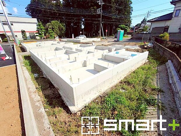 ~ベタ基礎でしっかりとした土台~ ・コンクリートの中に鉄筋を配し強度を高めた「ベタ基礎」を採用。 ・しっかりとした土台を造ったうえで、その上に建物が築造されていきます。