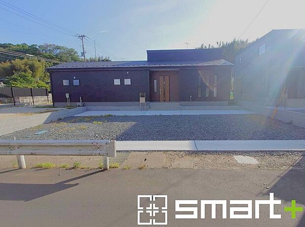 ～閑静な住宅街の立地～ ・周辺は閑静な住宅街となっておりますので、静かな暮らしをご実現いただけます。 ・前面道路の交通量も多くないので、小さなお子様がいるご家庭でもご安心ですね。 