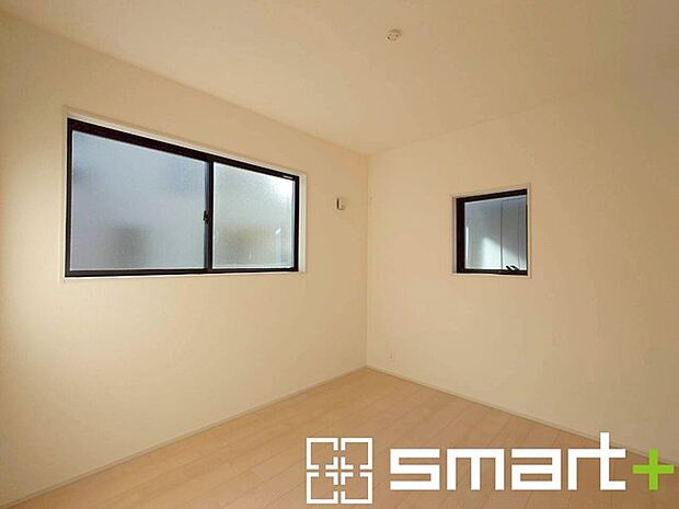 ~2面採光の明るいお部屋~ ・洋室は2面採光とする事で穏やかな陽の入る明るい空間となっております。 ・くつろぎのプライベート時間を明るい空間で穏やかにお過ごしいただけます。