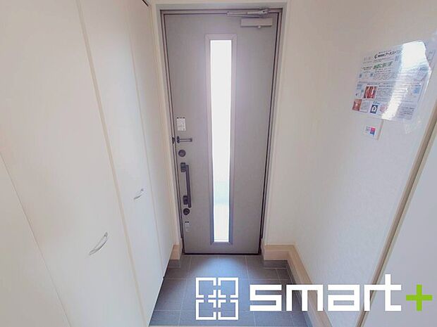 ~圧迫感のない明るい玄関~ ・玄関ドアにガラス部分を設ける事で穏やかな陽の入る玄関になります。 ・備え付けのシューズボックスはたっぷりしまえて玄関がスッキリ片付きますね。
