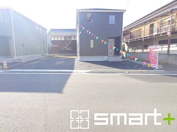 ~閑静な住宅街の立地~ ・周辺は閑静な住宅街となっておりますので、静かな暮らしをご実現いただけます。 ・前面道路の交通量も多くないので、小さなお子様がいるご家庭でもご安心ですね。