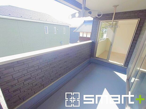 ~屋根付きのバルコニー~ ・バルコニーは屋根付きなので急な雨でも安心です。 ・奥行きもあるので洗濯物が干しやすいのも嬉しいポイントですね。