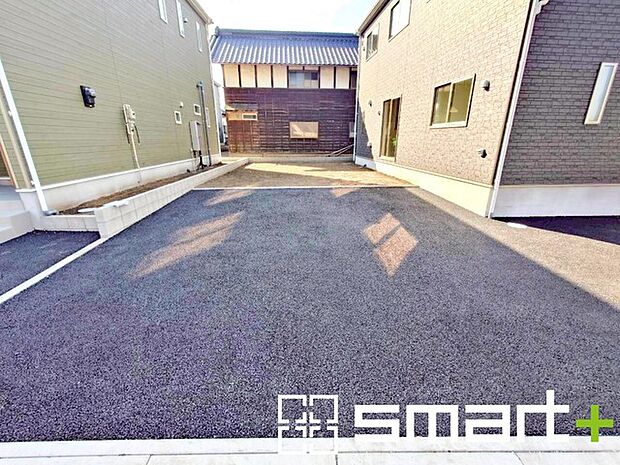 ～ゆとりあるカースペース～ ・セカンドカーや来客時にも困らないカースペース。自転車やバイクのおける余裕の広さです。 ・カーポートなどのオプションもお気軽にご相談くださいませ。