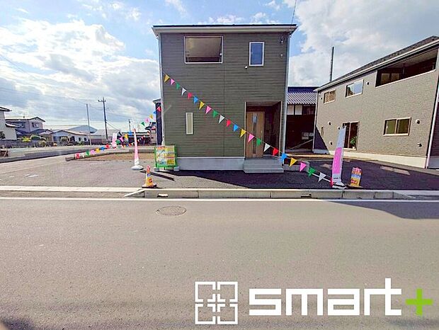 ~閑静な住宅街の立地~ ・周辺は閑静な住宅街となっておりますので、静かな暮らしをご実現いただけます。 ・前面道路の交通量も多くないので、小さなお子様がいるご家庭でもご安心ですね。