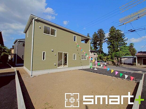 ~お庭もある余裕の敷地~ ・広々した敷地にはお庭もご用意。お庭があるだけで余裕を感じますね。 ・防草シートや人工芝の敷設などのオプションもお気軽にご相談くださいませ。