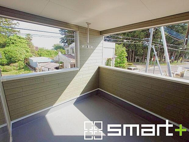 ~屋根付きのバルコニー~ ・バルコニーは屋根付きなので急な雨でも安心です。 ・奥行きもあるので洗濯物が干しやすいのも嬉しいポイントですね。