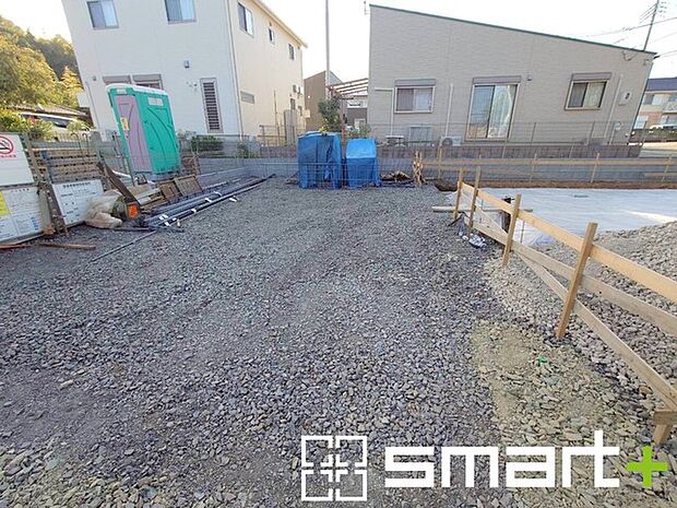 ~ゆとりあるカースペース~ ・セカンドカーや来客時にも困らないカースペース。自転車やバイクのおける余裕の広さです。 ・カーポートなどのオプションもお気軽にご相談くださいませ。