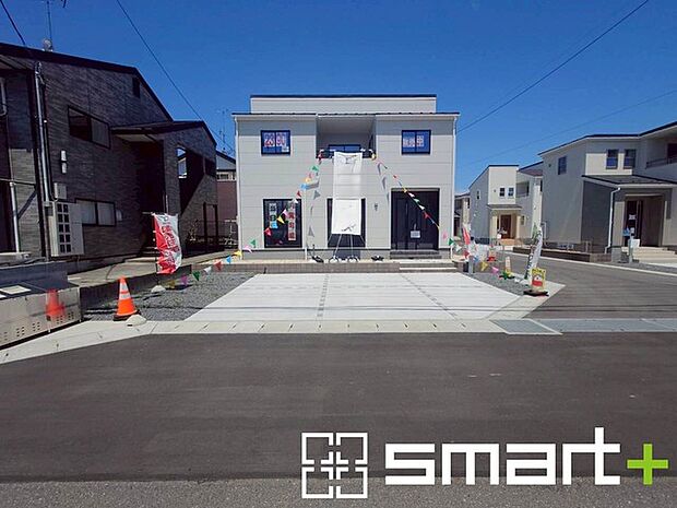 ～開放感ある角地のお住まい～ ・2方向が空く事で開放感のある角地に位置しております。 ・窮屈な感じが無く、ゆったりと暮らせるこの魅力をぜひ現地でご体感くださいませ。 