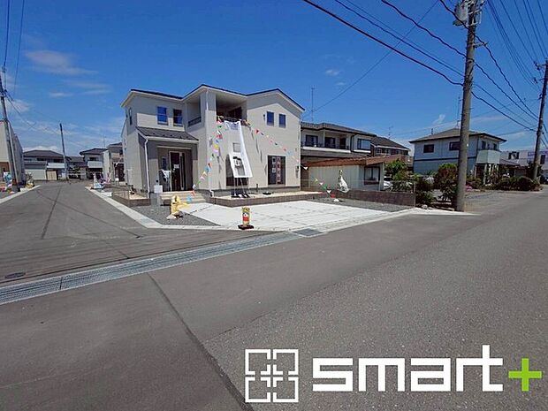 ~開放感ある角地のお住まい~ ・2方向が空く事で開放感のある角地に位置しております。 ・窮屈な感じが無く、ゆったりと暮らせるこの魅力をぜひ現地でご体感くださいませ。