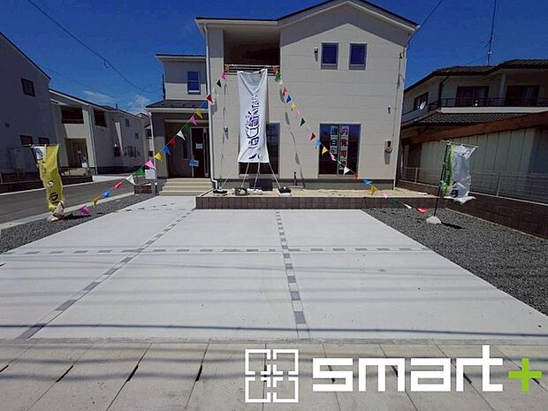 ~ゆとりあるカースペース~ ・セカンドカーや来客時にも困らないカースペース。自転車やバイクのおける余裕の広さです。 ・カーポートなどのオプションもお気軽にご相談くださいませ。