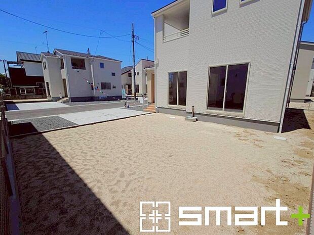 ～広々したお庭のある邸宅～ ・余裕の敷地には広いお庭もご用意。 ・ガーデニングや安らぎの空間として、倉庫を置いたりと様々な活用が可能です。 ・人工芝の敷設などもお気軽にご相談くださいませ。 