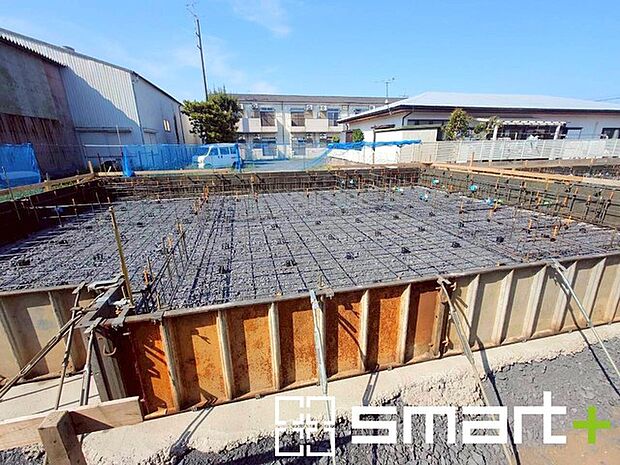 ～閑静な住宅街の立地～ ・周辺は閑静な住宅街となっておりますので、静かな暮らしをご実現いただけます。 ・前面道路の交通量も多くないので、小さなお子様がいるご家庭でもご安心ですね(1号棟)。 