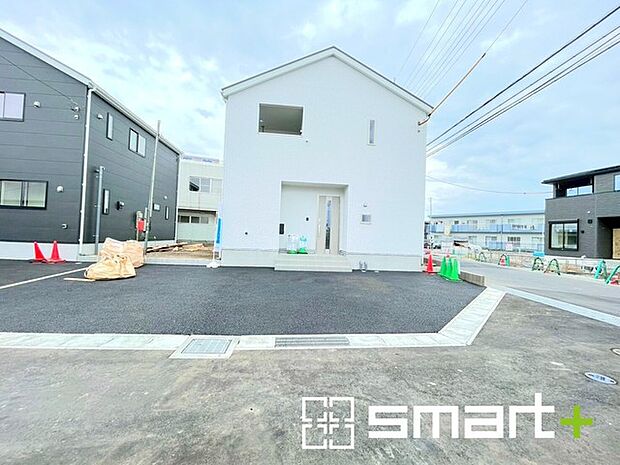 ~開放感ある角地のお住まい~ ・2方向が空く事で開放感のある角地に位置しております。 ・窮屈な感じが無く、ゆったりと暮らせるこの魅力をぜひ現地でご体感くださいませ。