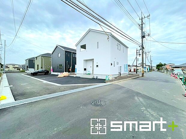 ~閑静な住宅街の立地~ ・周辺は閑静な住宅街となっておりますので、静かな暮らしをご実現いただけます。 ・前面道路の交通量も多くないので、小さなお子様がいるご家庭でもご安心ですね。