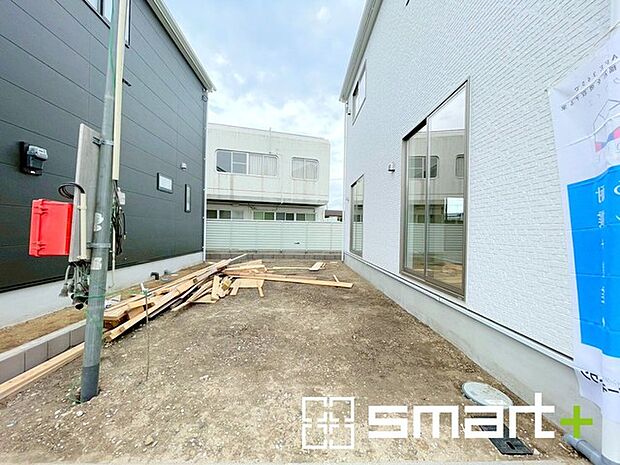 ~お庭もある余裕の敷地~ ・広々した敷地にはお庭もご用意。お庭があるだけで余裕を感じますね。 ・防草シートや人工芝の敷設などのオプションもお気軽にご相談くださいませ。