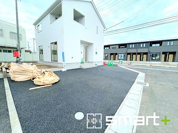 ~ゆとりあるカースペース~ ・セカンドカーや来客時にも困らないカースペース2台分は並列駐車可能でお車の出し入れもラクラク。 ・カーポートなどのオプションもお気軽にご相談くださいませ。