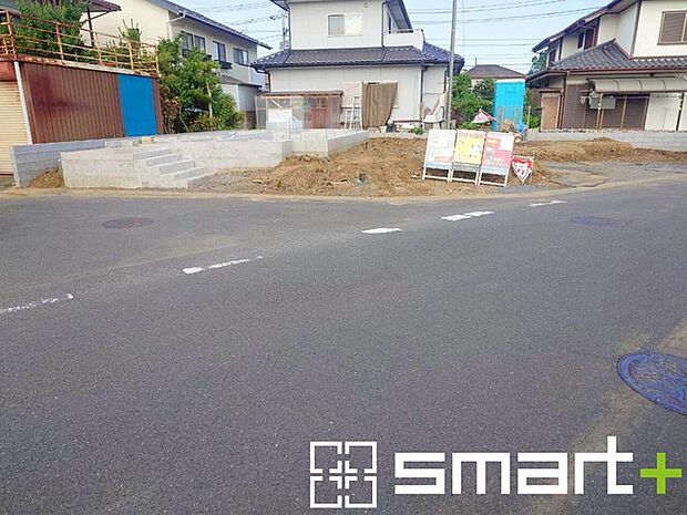 ～開放感ある角地のお住まい～ ・2方向が空く事で開放感のある角地に位置しております。 ・窮屈な感じが無く、ゆったりと暮らせるこの魅力をぜひ現地でご体感くださいませ。 