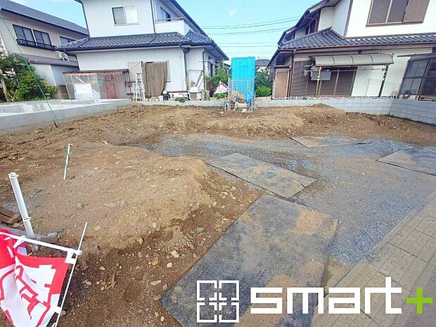 ~閑静な住宅街の立地~ ・周辺は閑静な住宅街となっておりますので、静かな暮らしをご実現いただけます。 ・前面道路の交通量も多くないので、小さなお子様がいるご家庭でもご安心ですね。