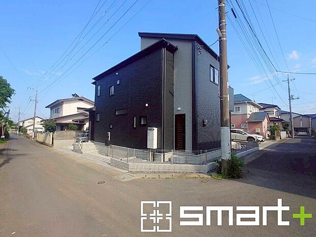 ~開放感ある角地のお住まい~ ・2方向が空く事で開放感のある角地に位置しております。 ・窮屈な感じが無く、ゆったりと暮らせるこの魅力をぜひ現地でご体感くださいませ。