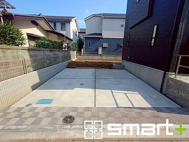 ~ゆとりあるカースペース~ ・セカンドカーや来客時にも困らないカースペース2台分は並列駐車可能でお車の出し入れもラクラク。 ・カーポートなどのオプションもお気軽にご相談くださいませ。