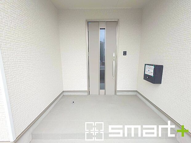 ～お住まいの顔「玄関」～ ・玄関ドアの上にはもちろん軒がございますので、雨の日でも濡れずに鍵の開閉が可能です。 ・鍵は防犯性に優れたディンプルキーを採用。 