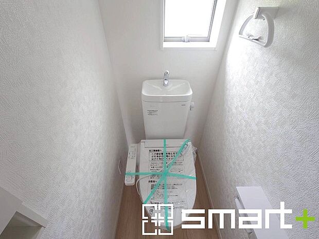 ～小窓付きの明るいトイレ～ ・使用後や掃除の際には新鮮な空気を取り込み換気ができます。 ・背面のスペースにちょっとした棚を設置すれば、トイレットペーパーのストックなども置けますね。