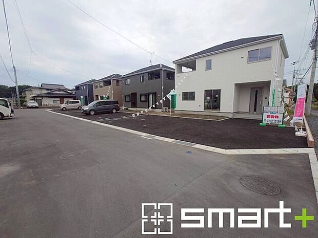 ～開放感ある角地のお住まい～ ・2方向が空く事で開放感のある角地に位置しております。 ・窮屈な感じが無く、ゆったりと暮らせるこの魅力をぜひ現地でご体感くださいませ。 