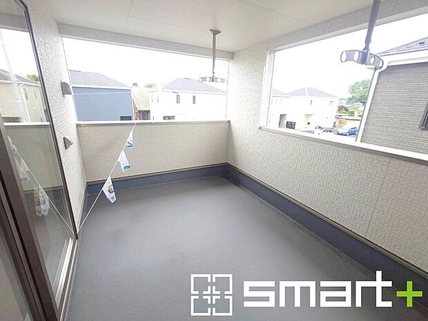 ～屋根付きのバルコニー～ ・バルコニーは屋根付きなので急な雨でも安心です。 ・奥行きもあるので洗濯物が干しやすいのも嬉しいポイントですね。 